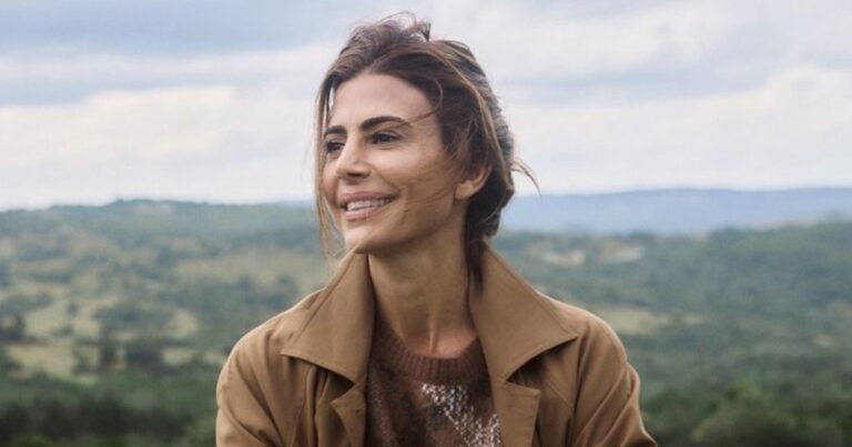Juliana Awada sonríe junto a un grupo de amigos en la playa de San Bartolomé.