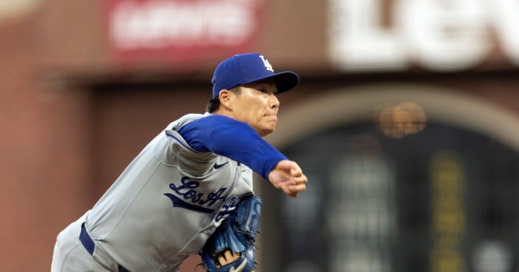Lanzador de la MLB lanzando un splitter en el montículo, con fondo de estadio