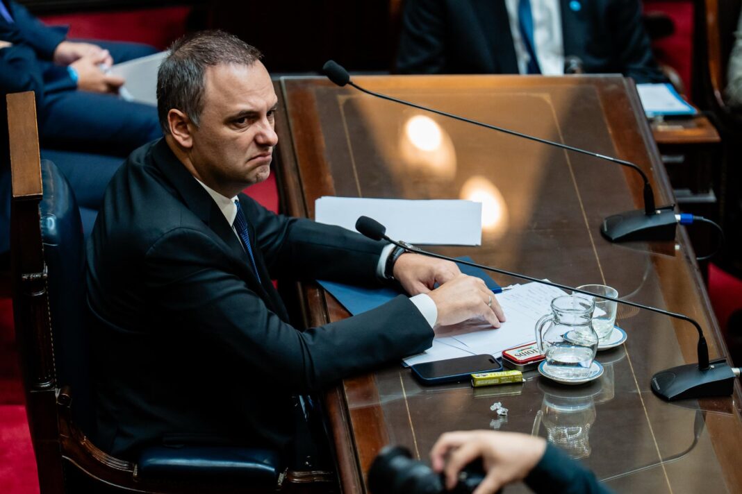 Manuel Adorni en el Congreso durante la sesión especial