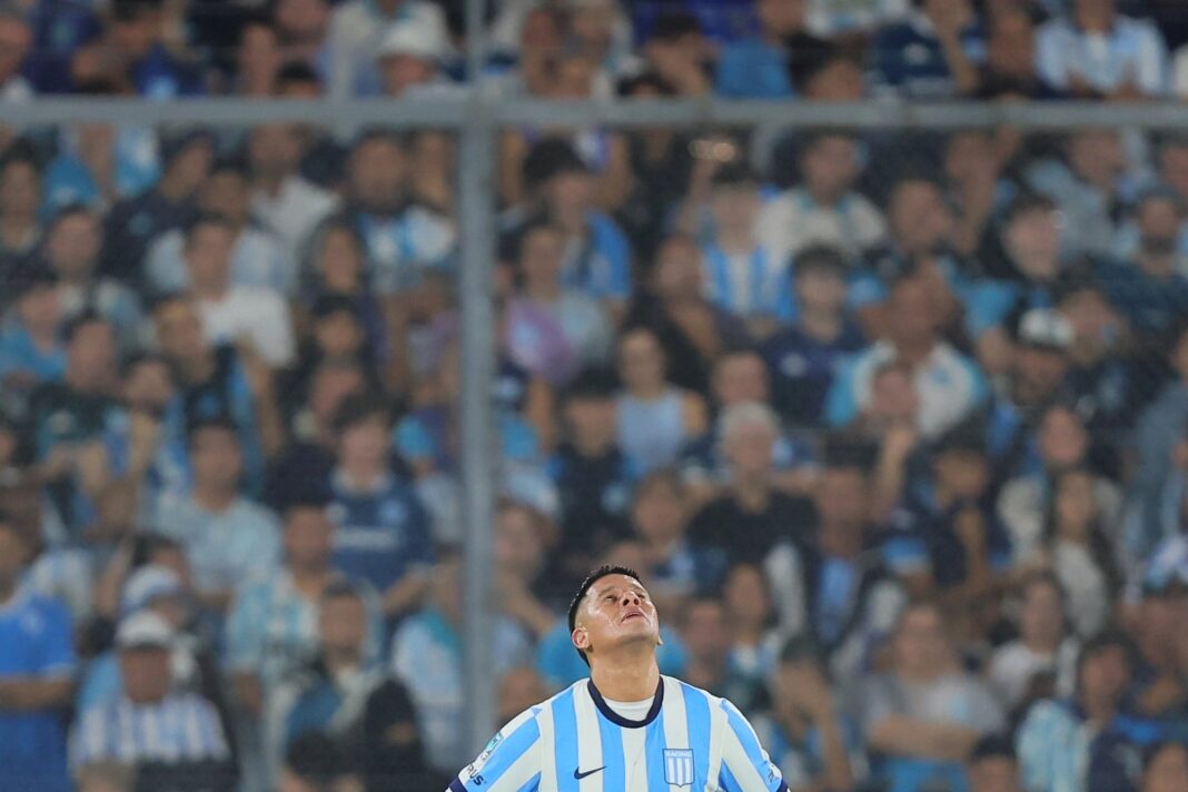 Marcos Rojo, defensor de Racing Club, durante un partido de fútbol.