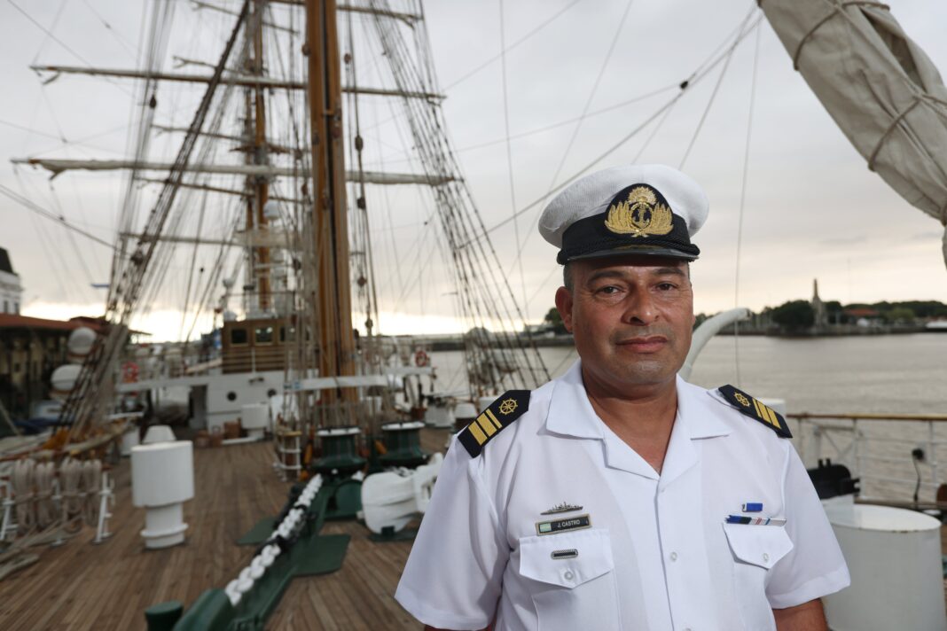Suboficial mayor Jorge Castro en el puente de mando de la Fragata ARA Libertad, buque insignia de la Armada Argentina.