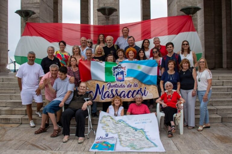 Grupo de personas con el apellido Massaccesi reunidas en un encuentro familiar en Argentina.