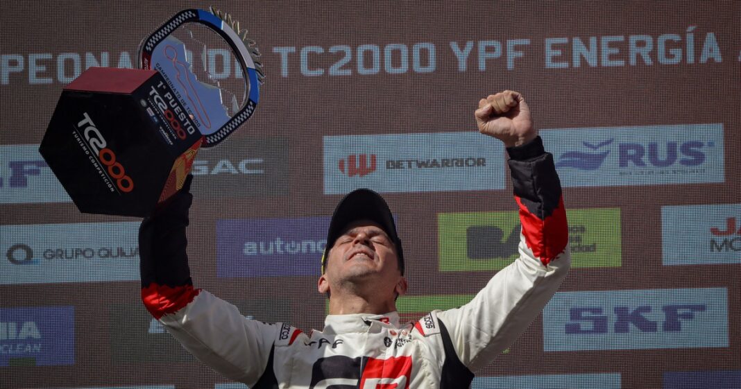 Matías Rossi celebra su victoria en el TC2000 en el Autódromo El Zonda de San Juan.