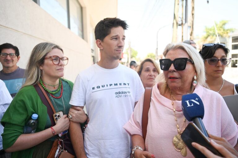 Matías Yofe, dirigente de la Coalición Cívica, sale de los tribunales tras declarar.