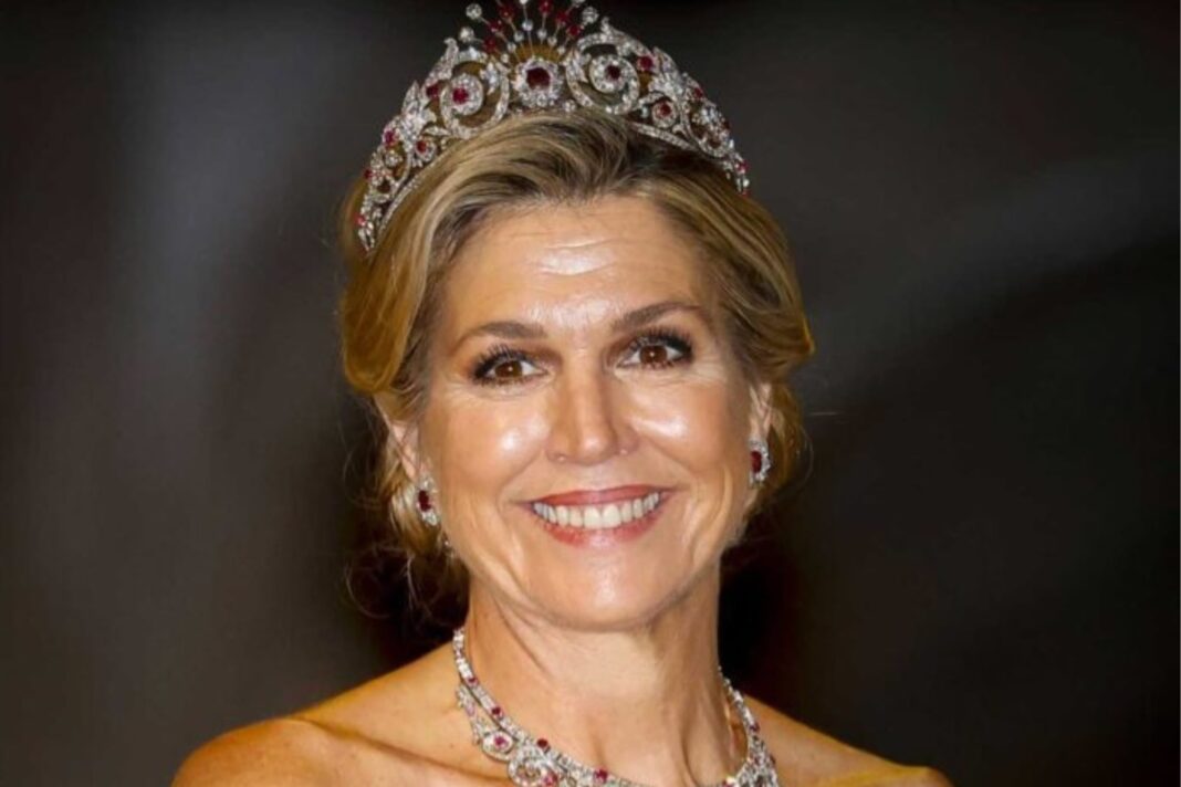 Reina Máxima Zorreguieta con vestido fucsia y tiara de rubíes en el Palacio Real de Ámsterdam