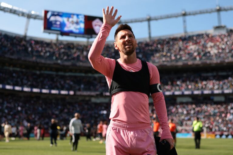 Lionel Messi entrenando con la camiseta de Argentina, concentrado.