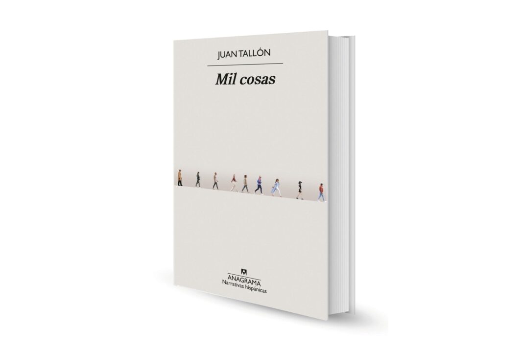 Portada del libro Mil cosas de Juan Tallón sobre una mesa