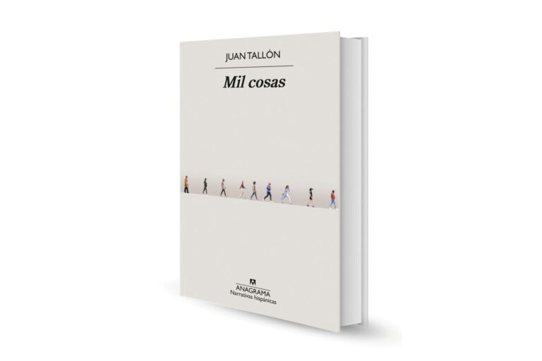Portada del libro Mil cosas de Juan Tallón sobre una mesa