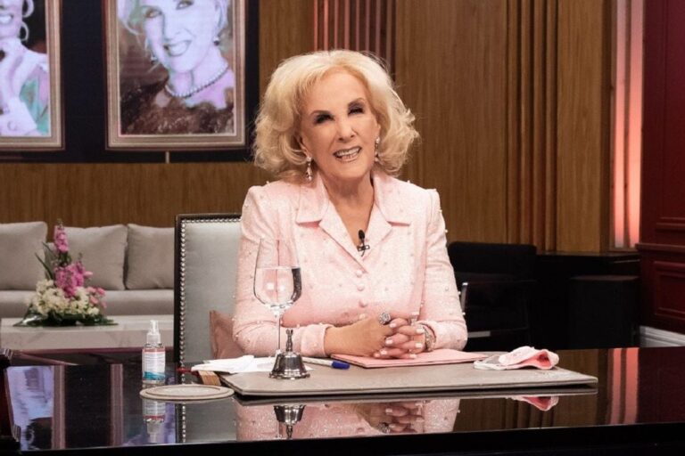 Mirtha Legrand sonriendo en el set de La noche de Mirtha