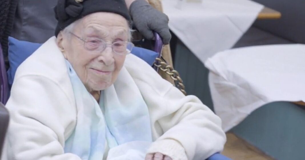 Marjorie Hodnett Aylward, una mujer centenaria de 112 años, sonriendo en su residencia.