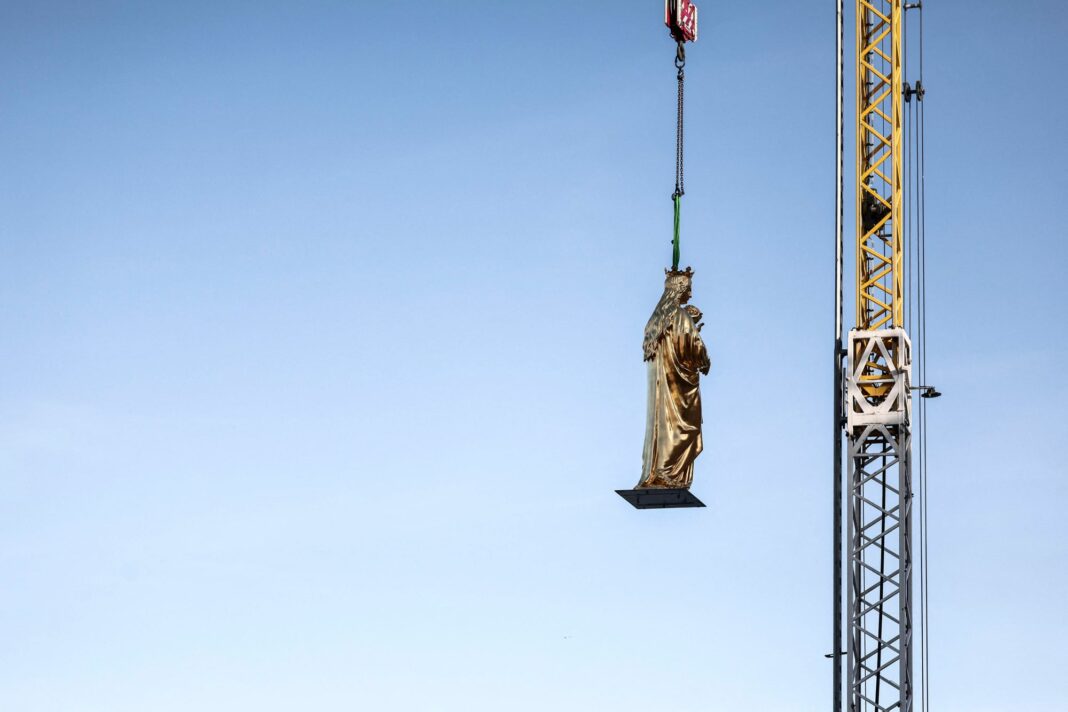Escultura en instalación en la Torre del Rey René, parte de la exposición Les Bonnes Mères del Mucem