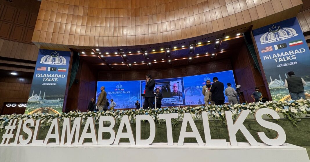 Delegados de Estados Unidos e Irán durante las negociaciones de paz en Islamabad, Pakistán.