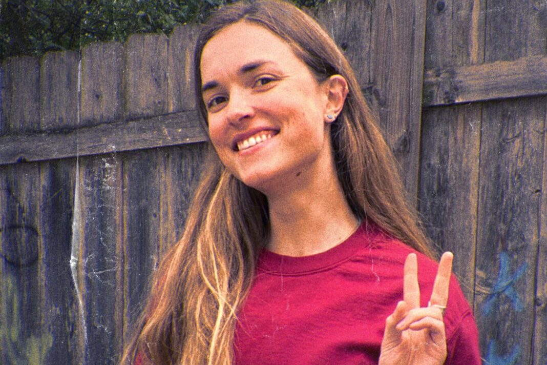 Fotografía de la ciclista Moriah Wilson 'Mo' en competencia, promocionando el documental de Netflix sobre su caso.