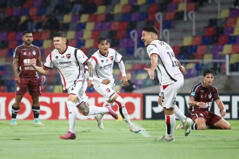 Jugadores de Newell's Old Boys celebran un gol ante Central Córdoba en el estadio Madre de Ciudades.