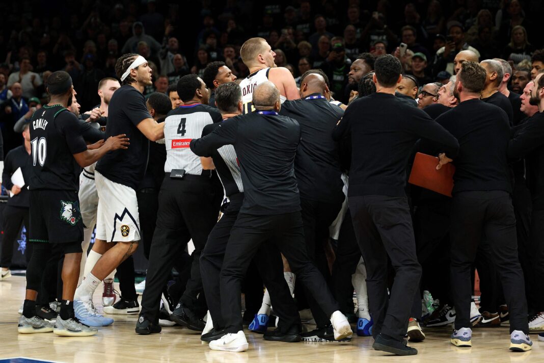 Nikola Jokic discute con Jaden McDaniels durante el partido entre Denver Nuggets y Minnesota Timberwolves