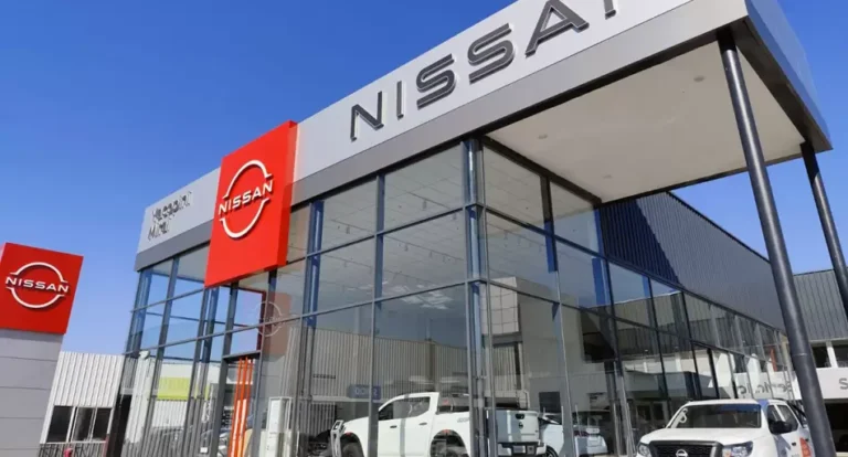 Vehículos de la marca Nissan exhibidos en un concesionario en Argentina.