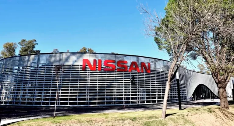 Logo de Nissan y sede de la empresa en Argentina