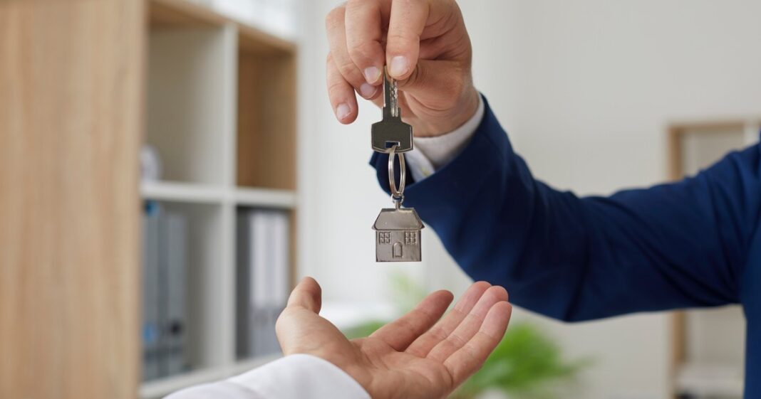 Ilustración de una casa con un símbolo de porcentaje y un gráfico fiscal, representando beneficios impositivos.