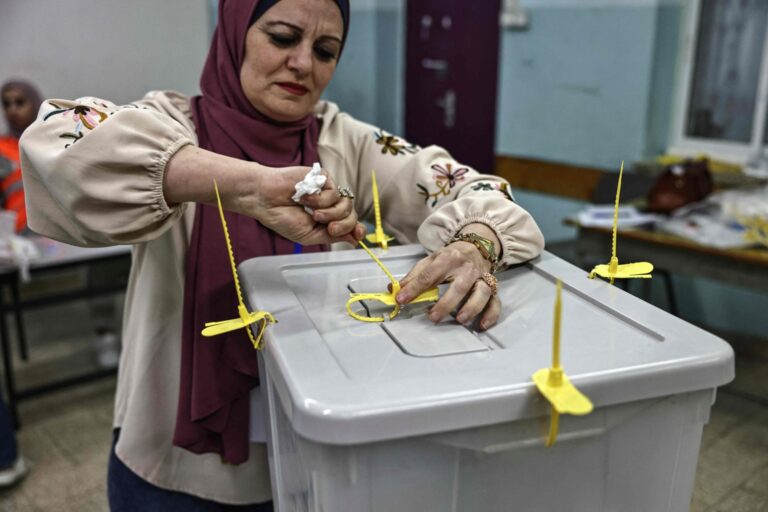 Ciudadanos palestinos votando en un centro electoral en Gaza durante las elecciones locales de 2025