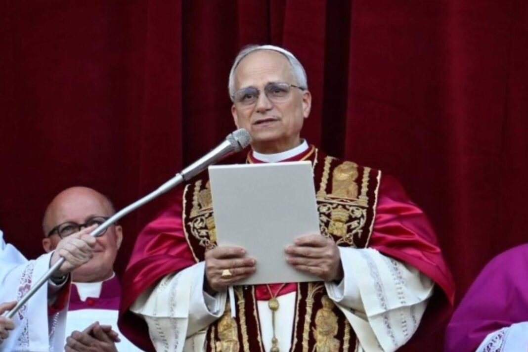 El papa León XIV durante un discurso en la Universidad Católica de África Central, hablando sobre los riesgos de la inteligencia artificial.