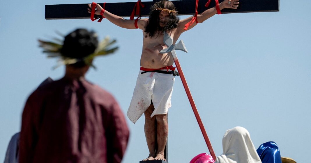 El Papa León XIV durante una celebración religiosa previa al Vía Crucis en el Coliseo.