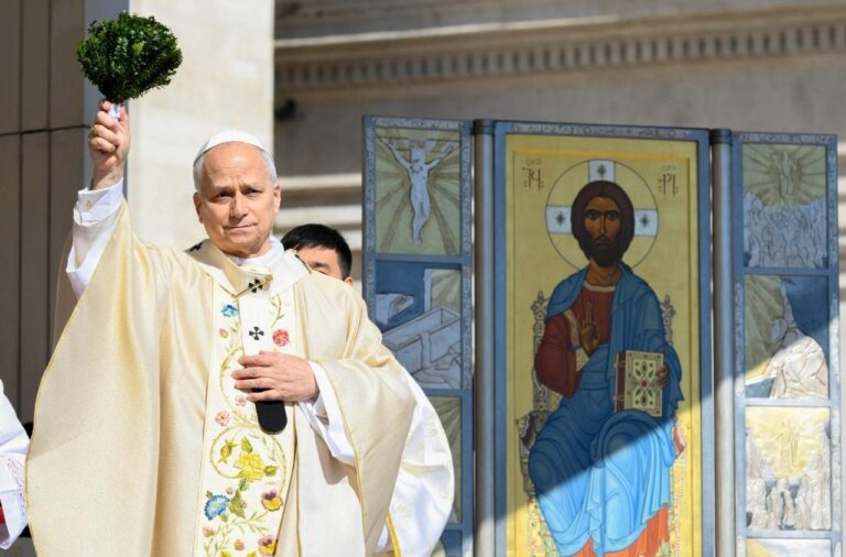 Papa León XIV saluda desde el balcón de la Basílica de San Pedro durante su primer mensaje de Pascua.
