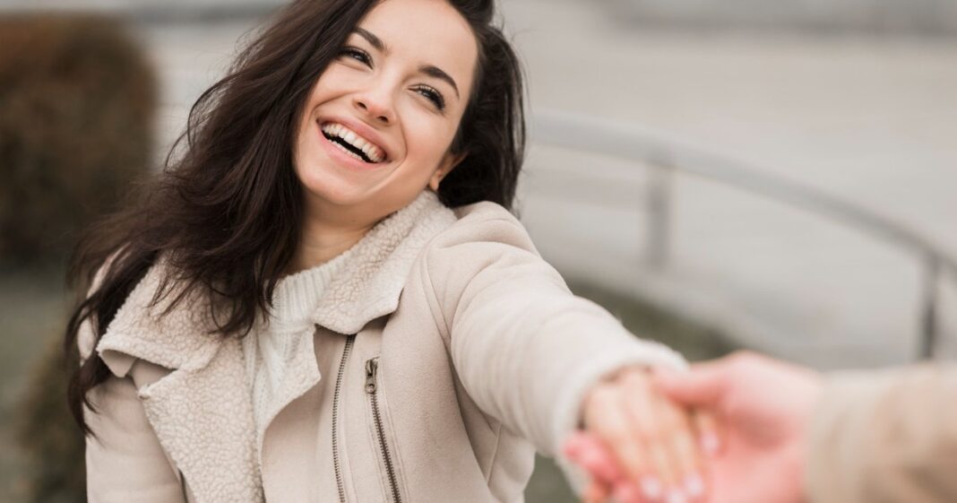 Ilustración conceptual de dos siluetas cercanas pero con una barrera sutil entre ellas, representando la distancia emocional.
