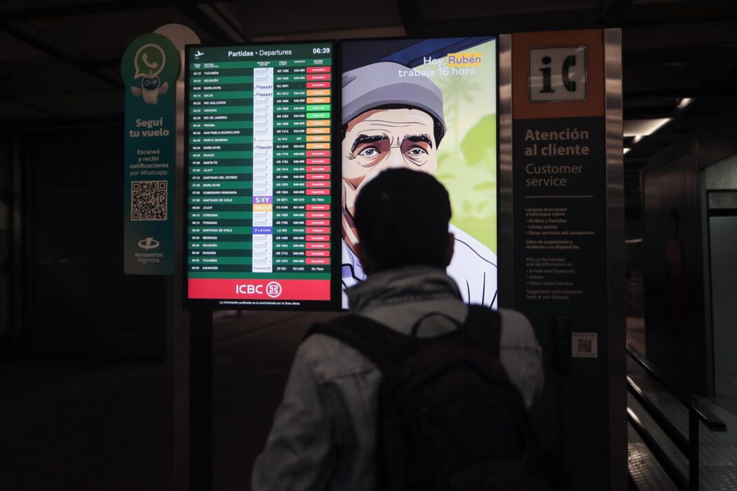 Controladores aéreos en sala de operaciones de la ANAC durante una jornada laboral
