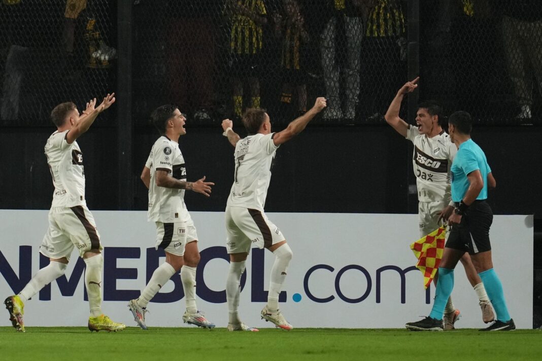 Jugadores de Platense celebrando un gol durante el partido contra Peñarol en el estadio Campeón del Siglo, Montevideo.