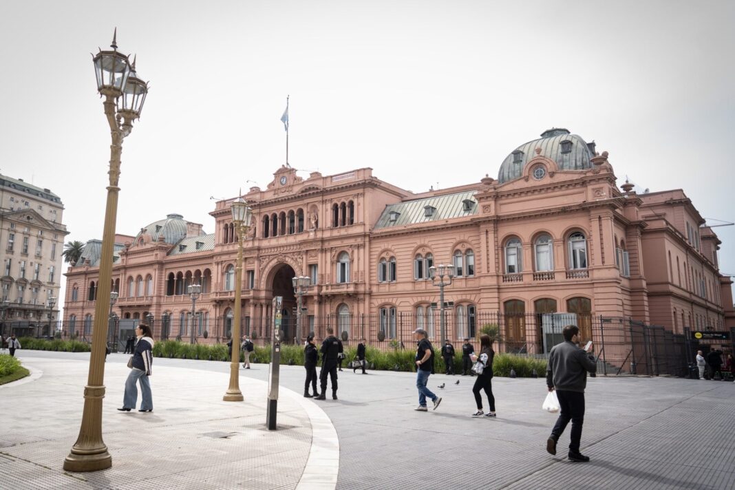 Imagen de la fachada de la Casa Rosada con personal de seguridad en la entrada