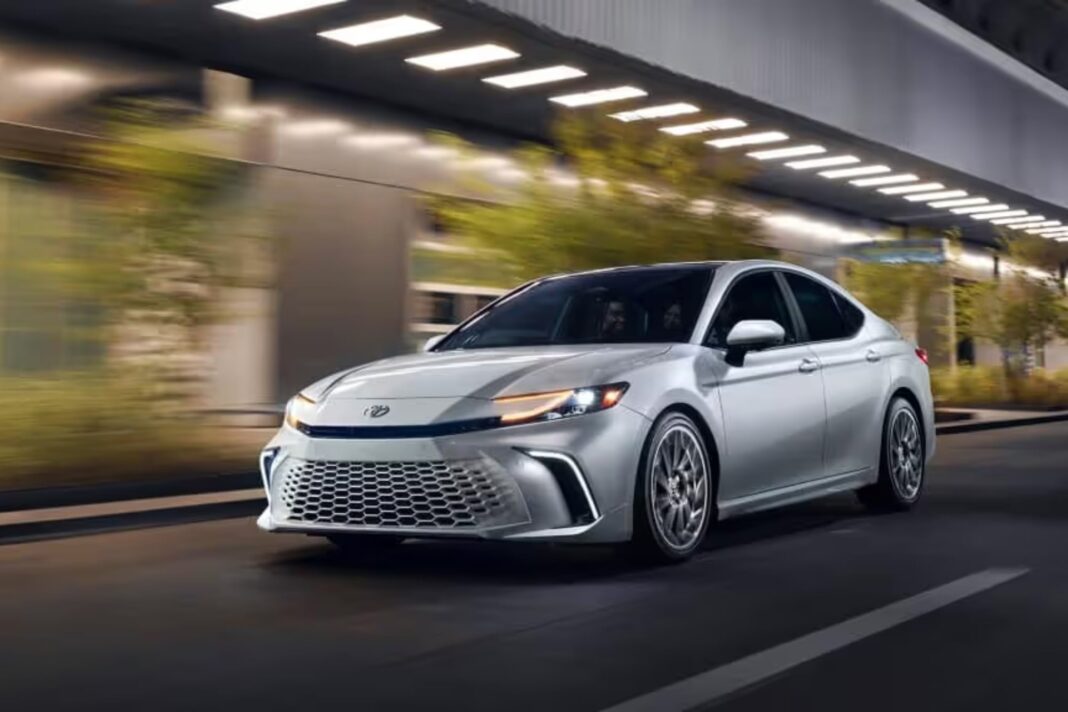 Toyota Camry 2026 en color Dark Cosmos, vista lateral