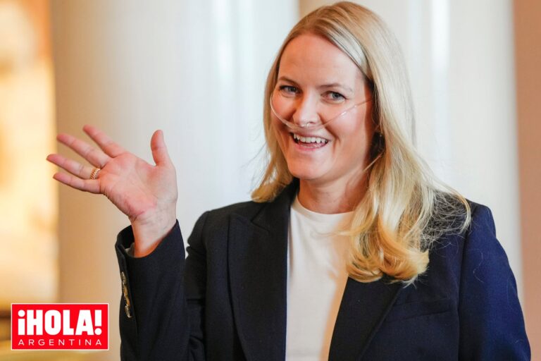 La princesa Mette-Marit de Noruega junto al príncipe Haakon y sus hijos en un acto oficial, con la princesa utilizando un suministro de oxígeno.