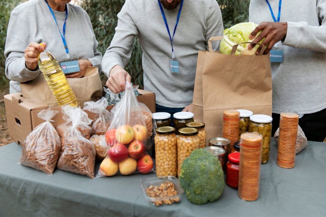 Voluntarios organizando alimentos en una despensa comunitaria de Chicago