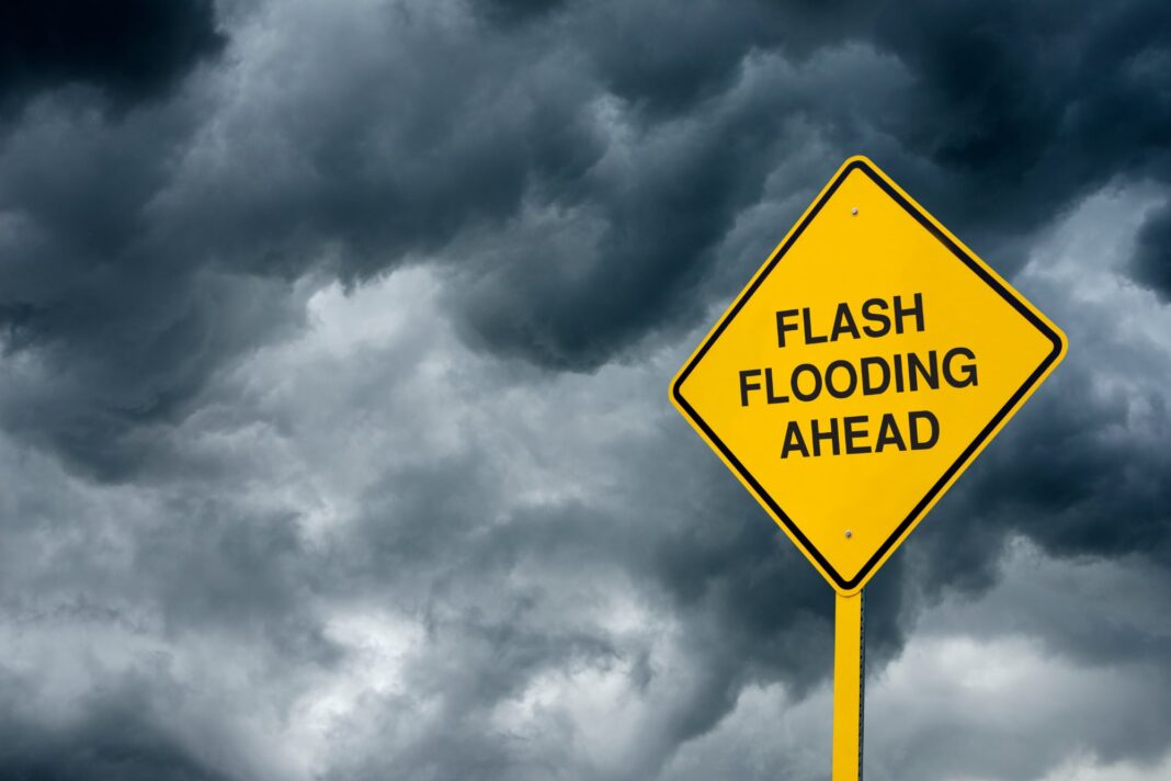 Mapa del pronóstico del tiempo mostrando el sistema frontal sobre Florida y Estados Unidos.