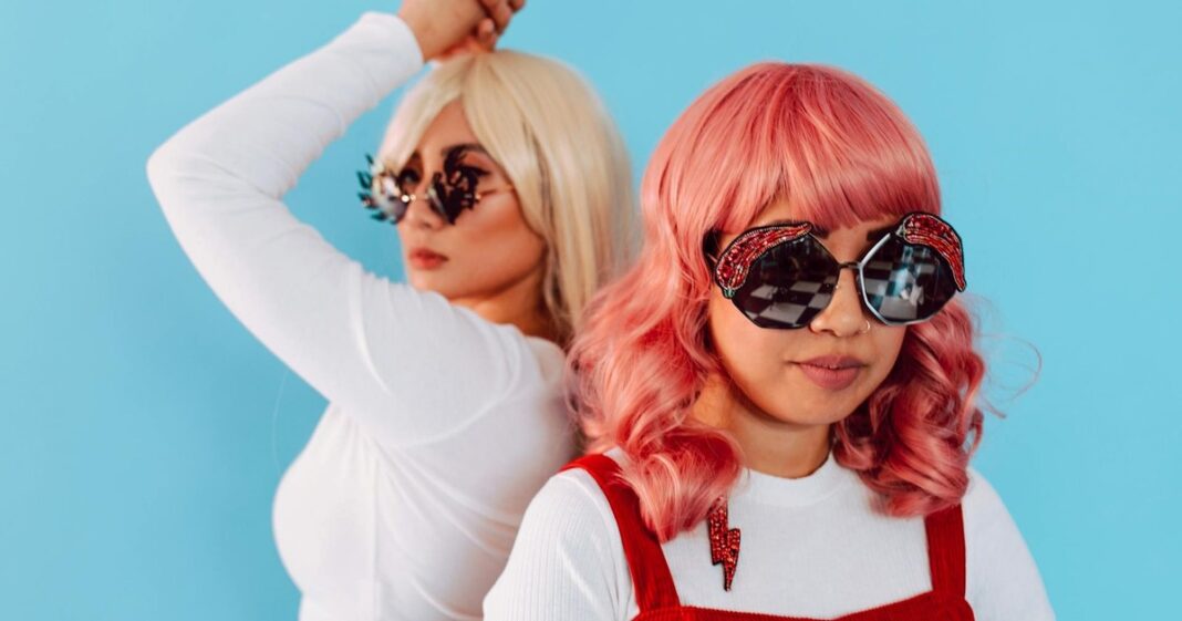 Ilustración de una paleta de colores junto a una silueta humana, representando la conexión entre color e identidad.