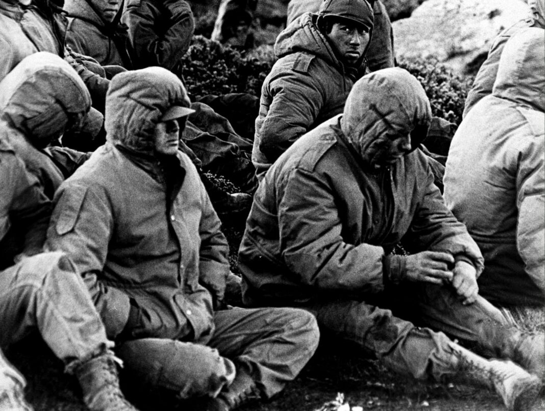 Bufanda verde tejida a mano, evocando los gestos de solidaridad durante la guerra de Malvinas.