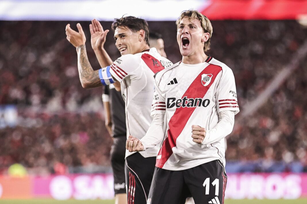 Jugadores de River Plate celebrando un gol durante el partido contra Belgrano.