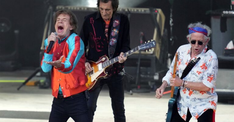 Los integrantes de los Rolling Stones, Mick Jagger y Keith Richards, en un estudio de grabación.