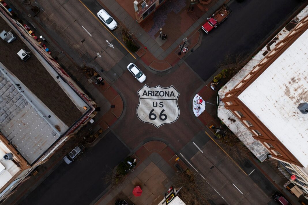 Vista cenital de un tramo de la histórica Ruta 66 en Estados Unidos