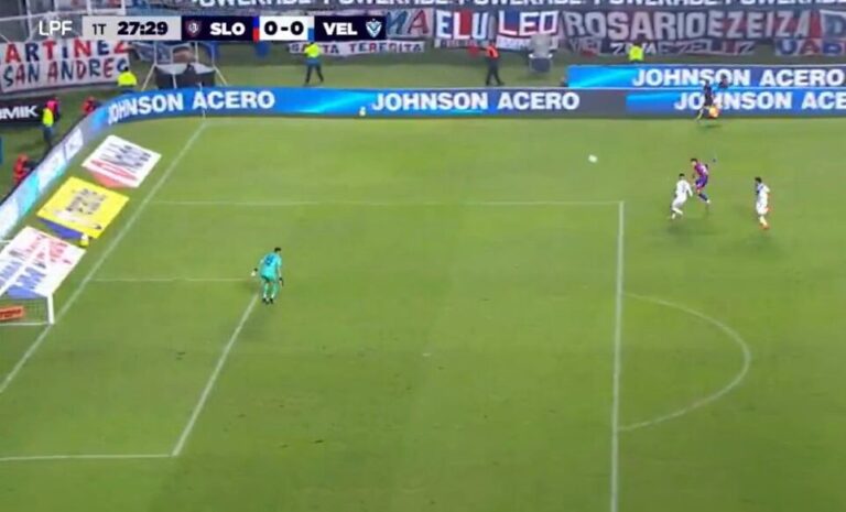 Jugadores de San Lorenzo y Vélez Sarsfield durante el partido del Apertura 2026 en el estadio.