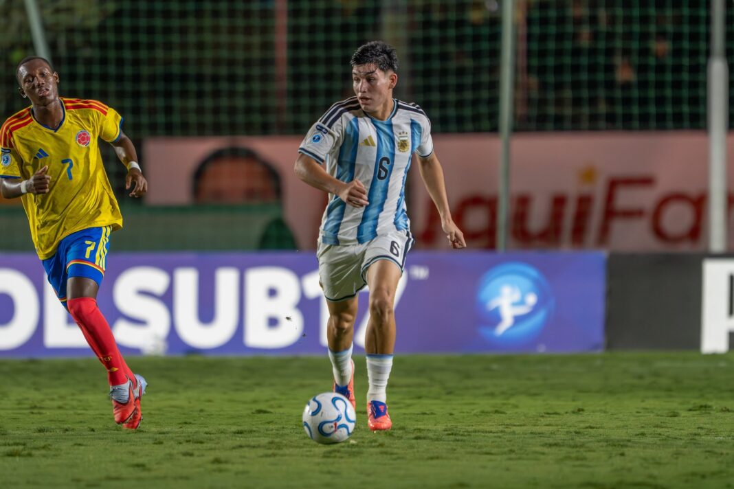Jugadores de las selecciones de Argentina y Colombia Sub 17 durante el partido final del Sudamericano en Paraguay.