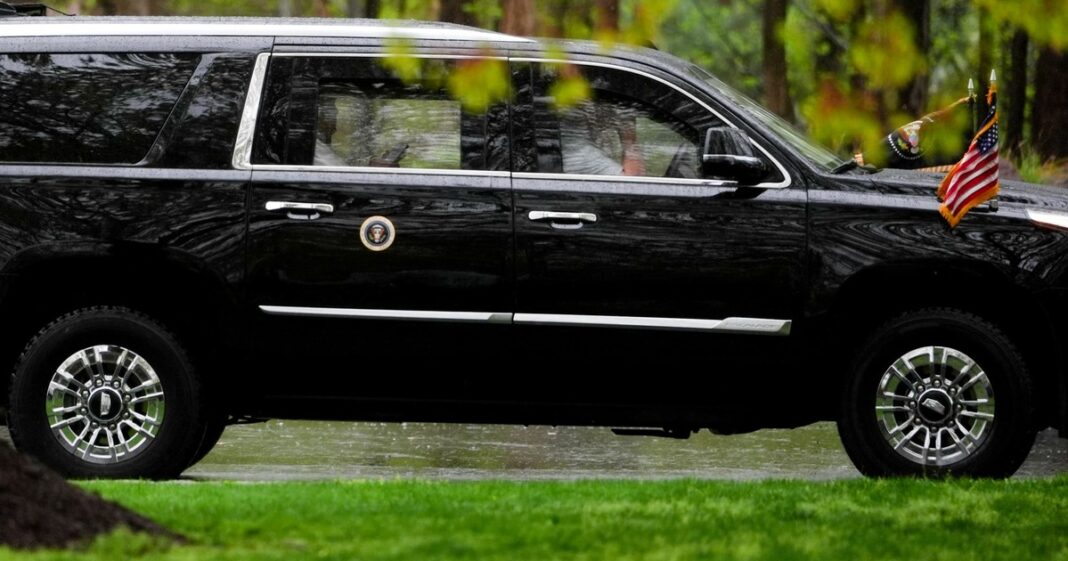 Vista exterior de la Casa Blanca con barreras de seguridad