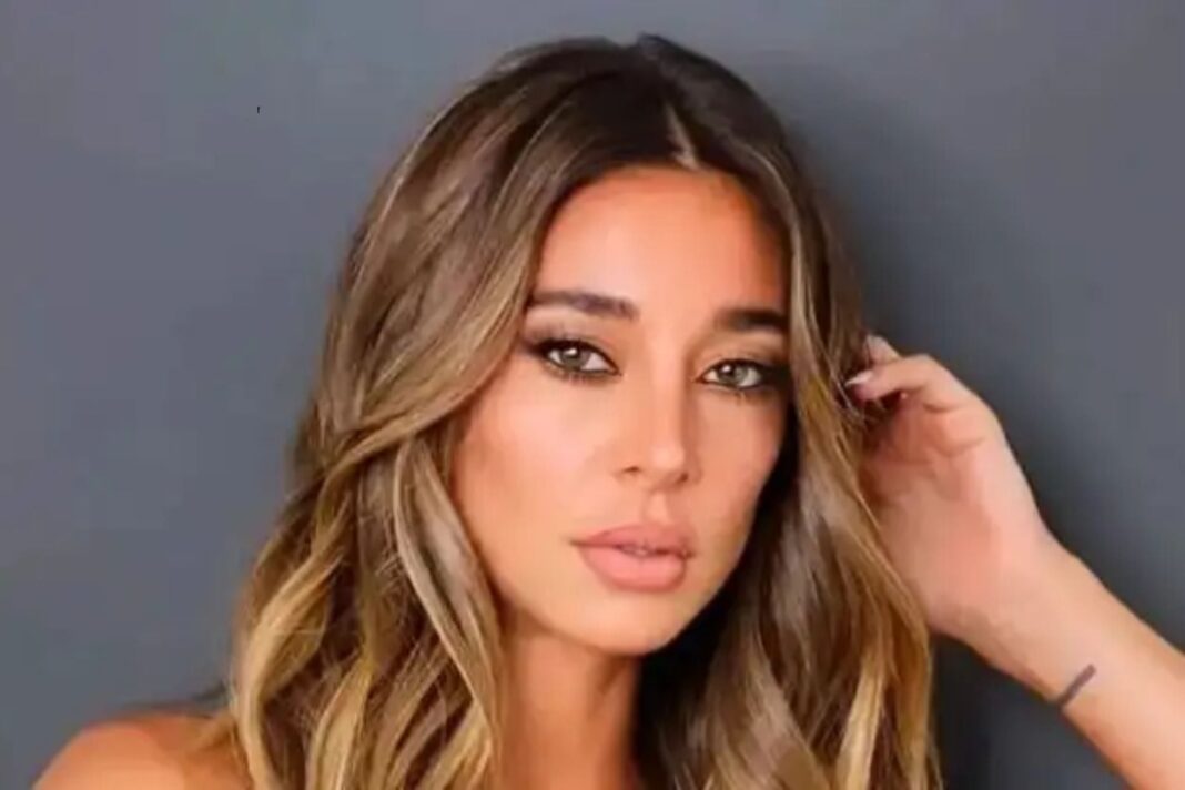 Sol Pérez en el estudio de Gran Hermano con un look que incluye una remera con la frase 'Yo hago ravioles, ella hace ravioles'.