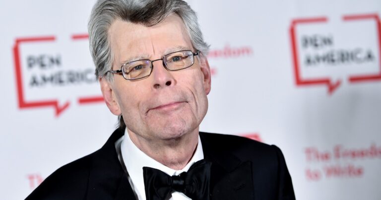 Stephen King, escritor, posando con una sonrisa.