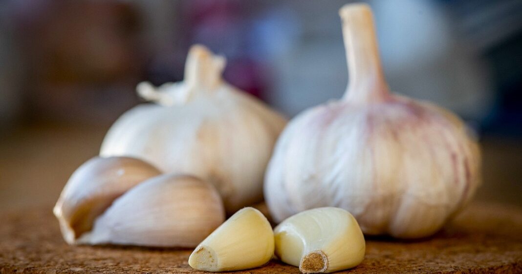 Imagen representativa de diversos suplementos dietarios y alimentos saludables para el corazón.