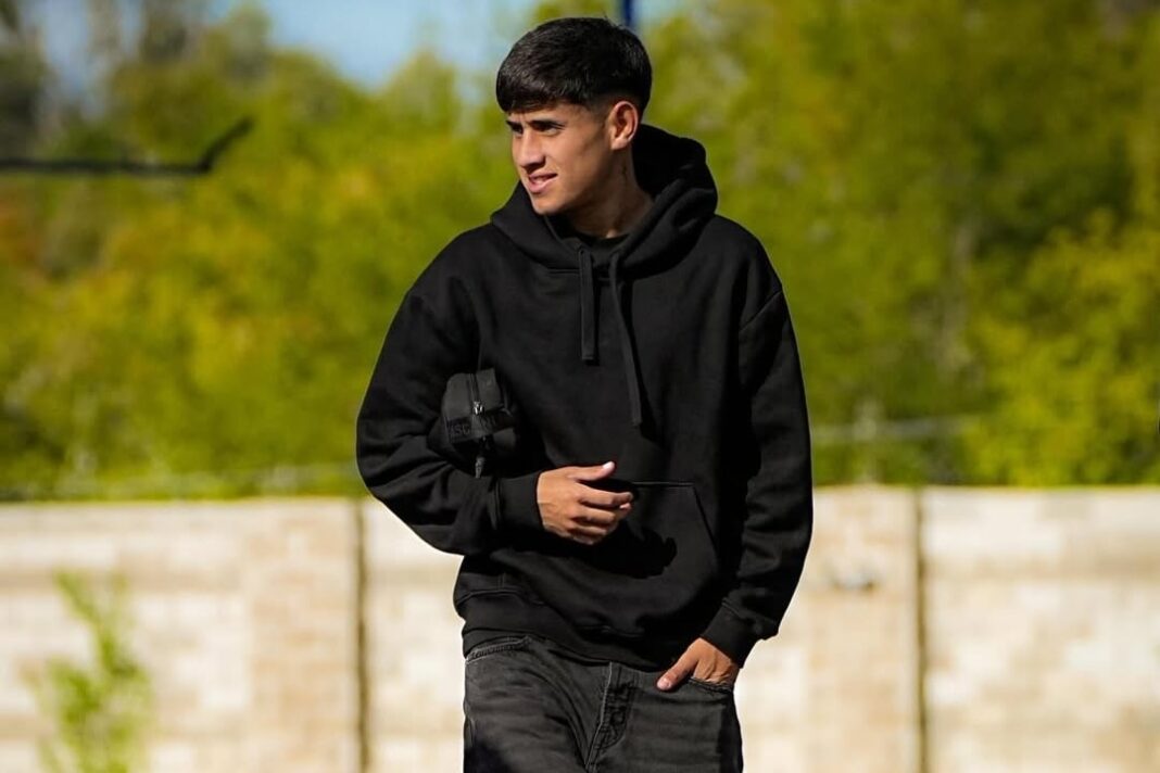 Tomás Aranda, jugador de Boca Juniors, en acción durante un partido de fútbol.
