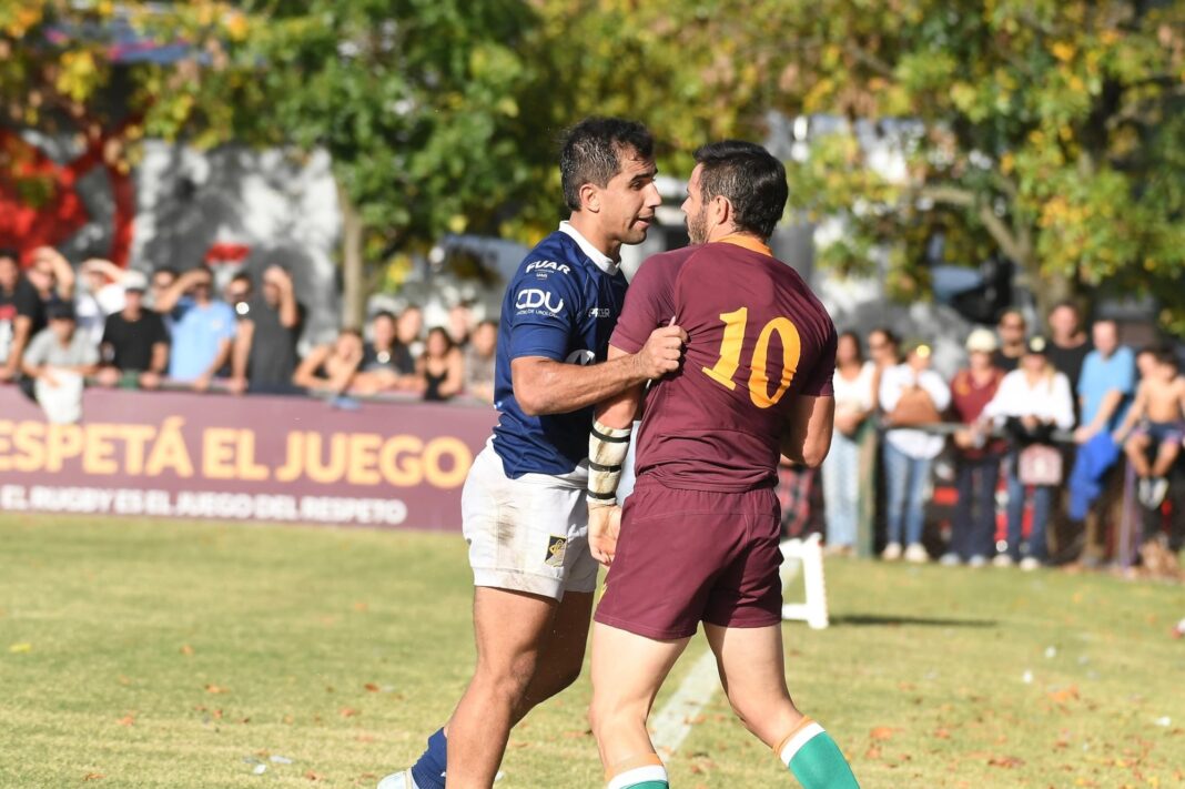 Jugadores de Hindú y SIC en el partido de la sexta fecha del Top 14 de la URBA