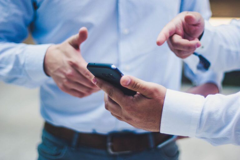 Persona usando un celular para realizar un trámite notarial digital