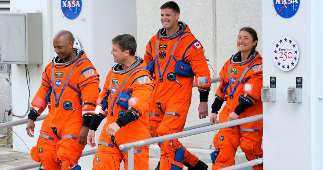 Astronautas flotando en el interior de la cápsula Orion durante la misión Artemis II