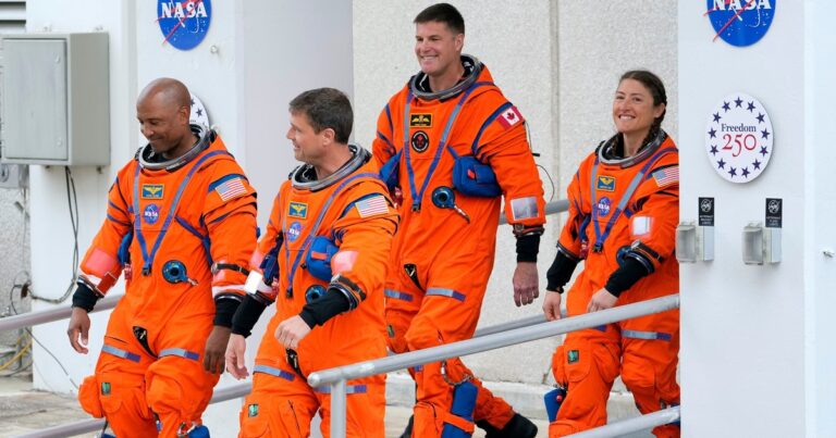 Astronautas flotando en el interior de la cápsula Orion durante la misión Artemis II